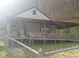 916 McKinney St, Mullens, WV 25882