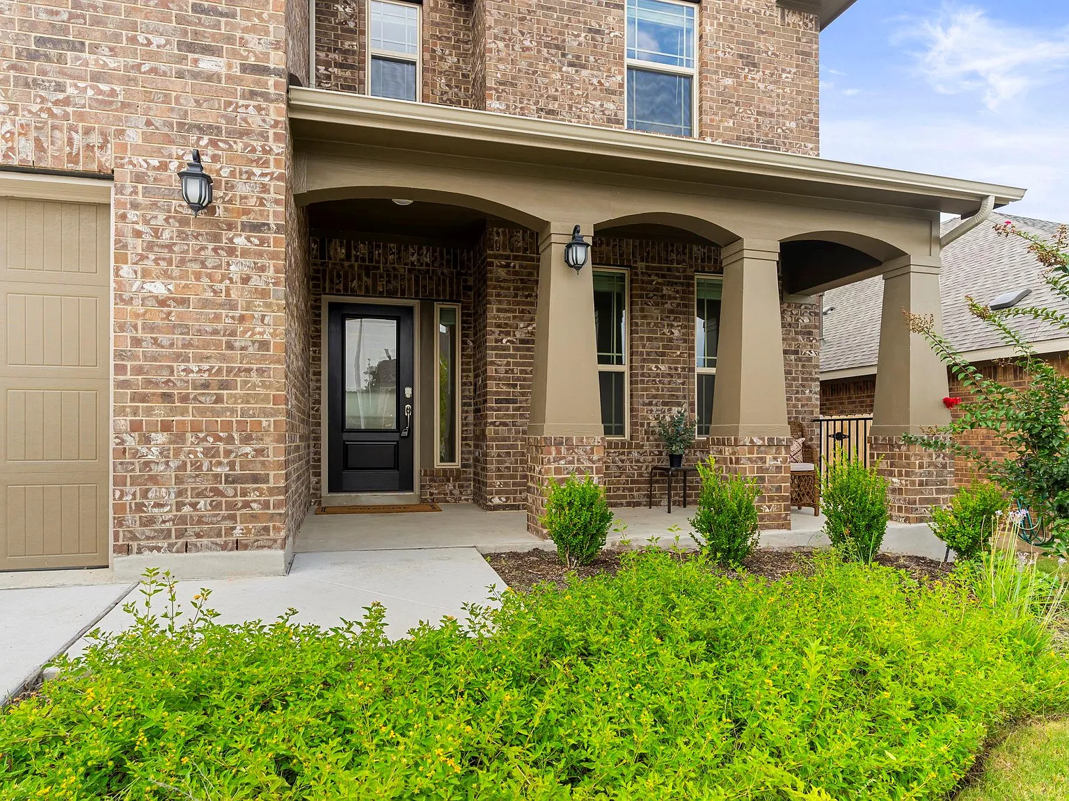 5 bed, 3.5 bath, 3327 sqft, $3,595 — Photo 2
