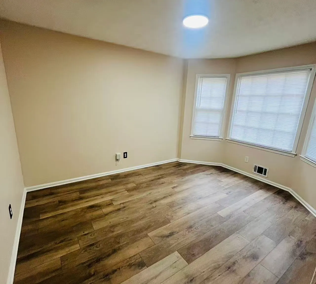 4 bed, 1716 sqft, $2,100 — Photo 3