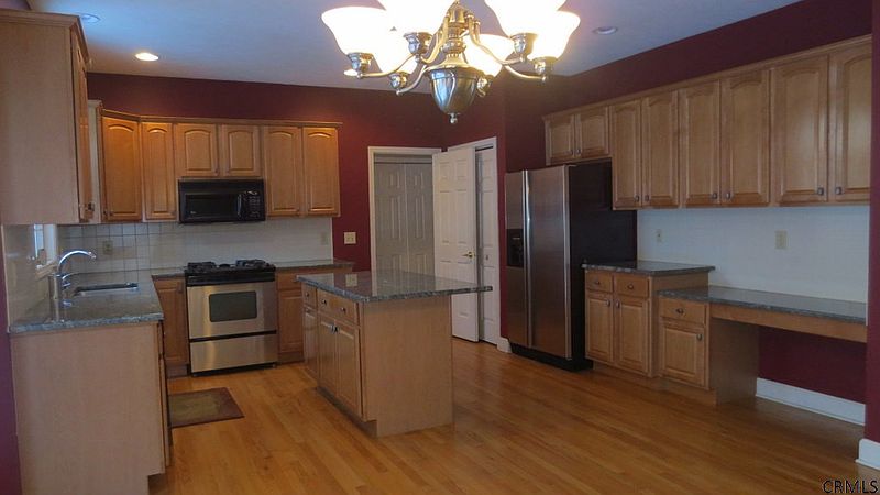 4th image of 405 ELIZABETH Court