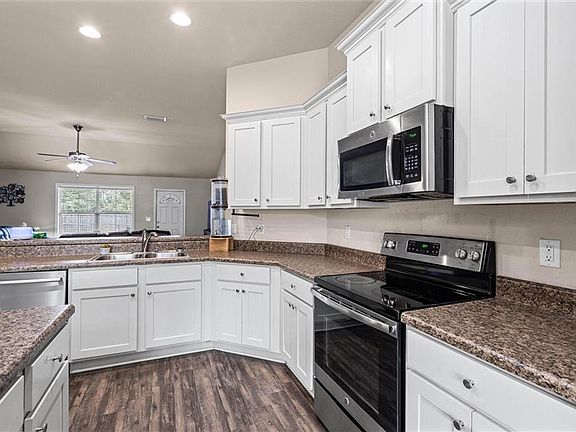 5th image of 2124 Edison Dr