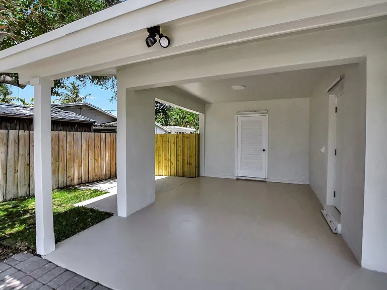 832 SW 10th Ave — Photo 41