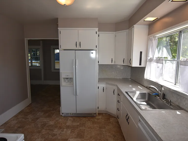 1635 Brewster Ave — Photo 11