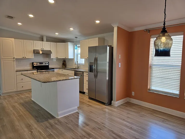 2921 Dupont St S — Photo 11