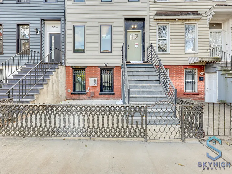 594 Van Buren St #1B — Photo 11