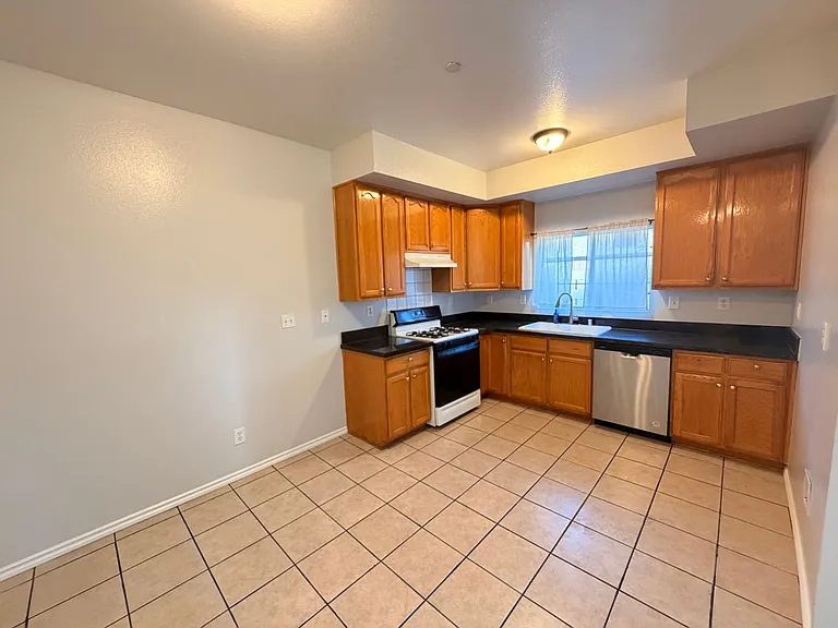 5762 Rostrata Ave — Photo 12