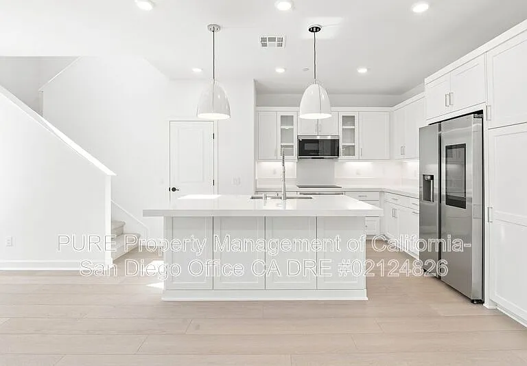 390 Baker St — Photo 4