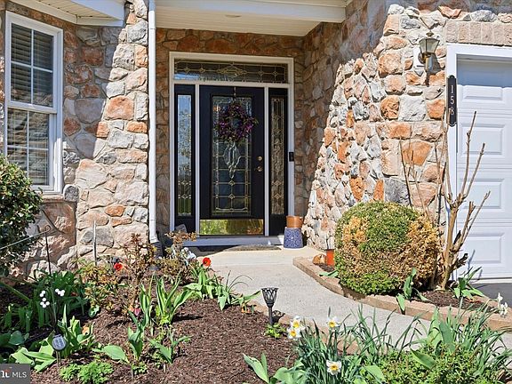 3rd image of 158 Glenmoor Cir N