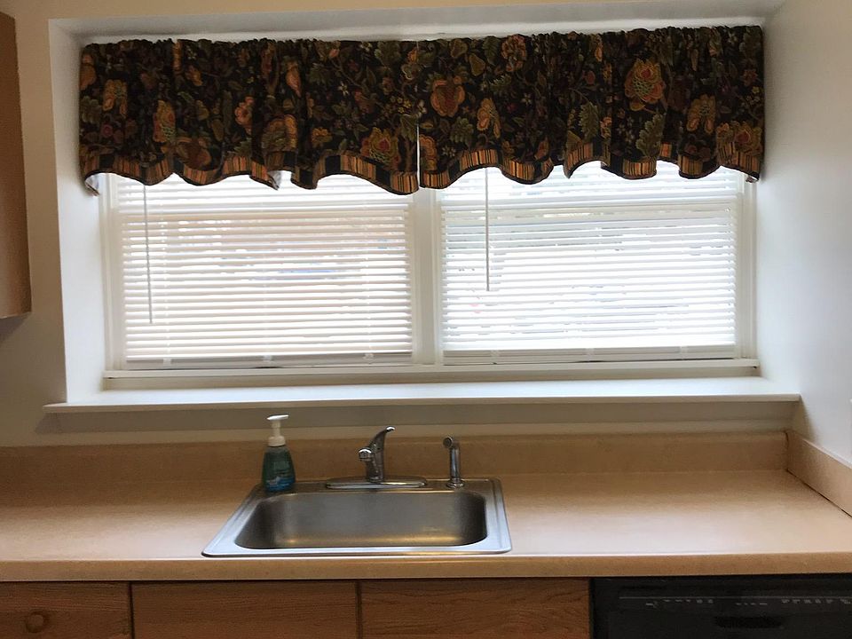 Kitchen: All appliances included, refrigerator, gas stove and dishwasher