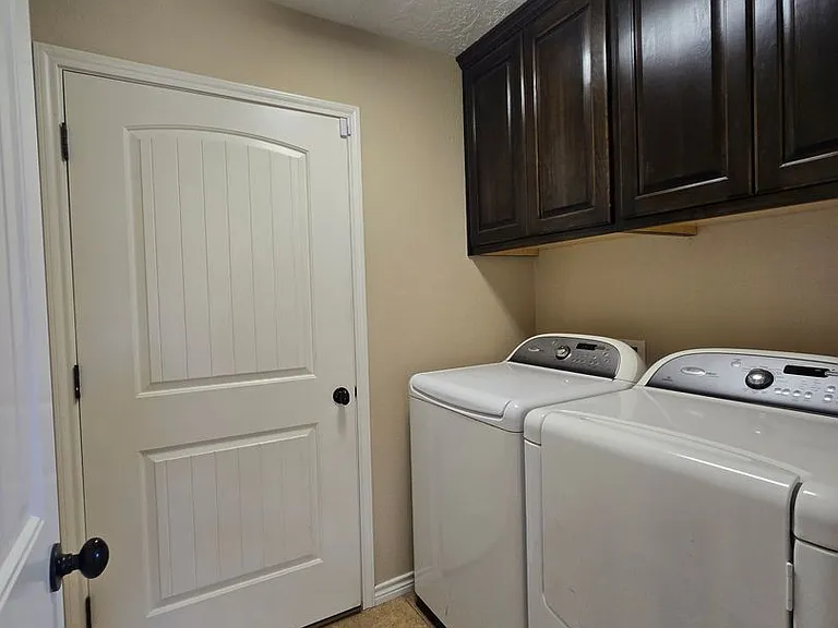 2323 Flagstone Dr — Photo 4