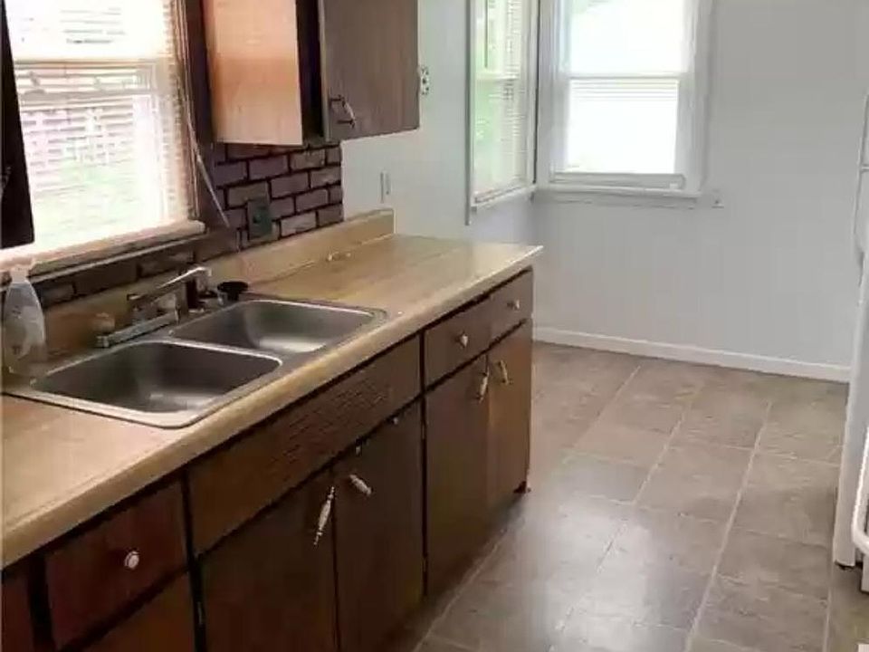 2nd image of 1119 Laird St
