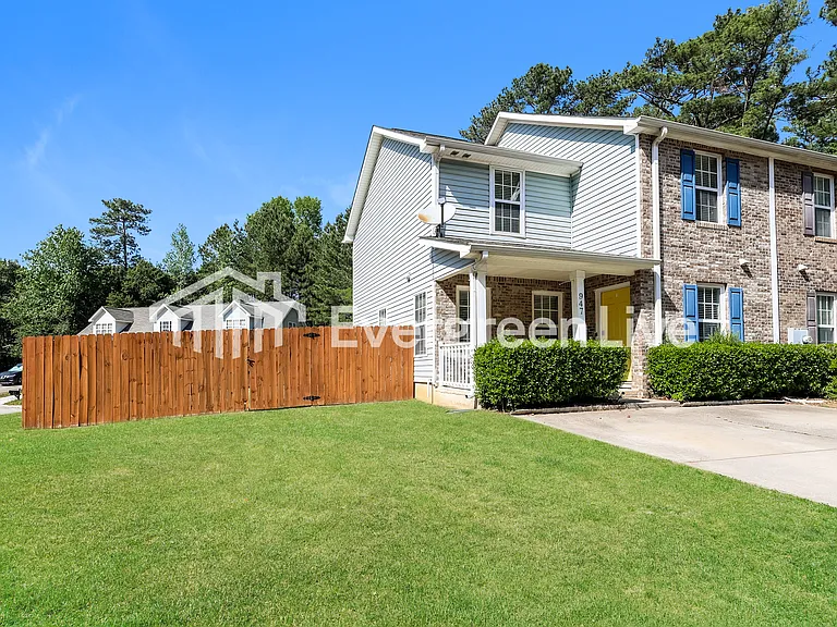 947 Windwood Ct — Photo 2