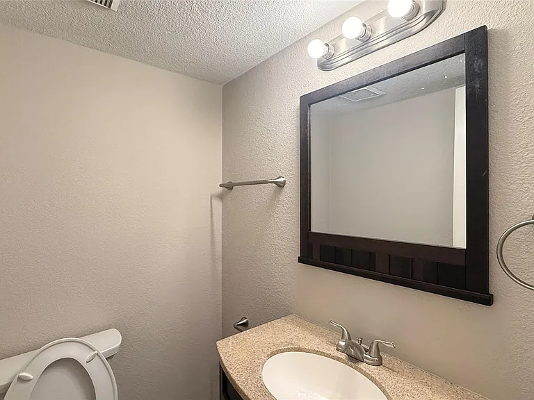 805 Malden Cv — Photo 21