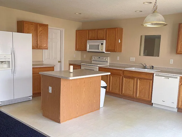 983 Canary Ct — Photo 3