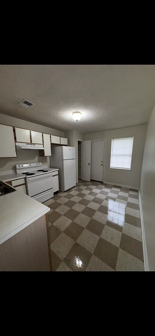 Green Gables Court 550 — Photo 2