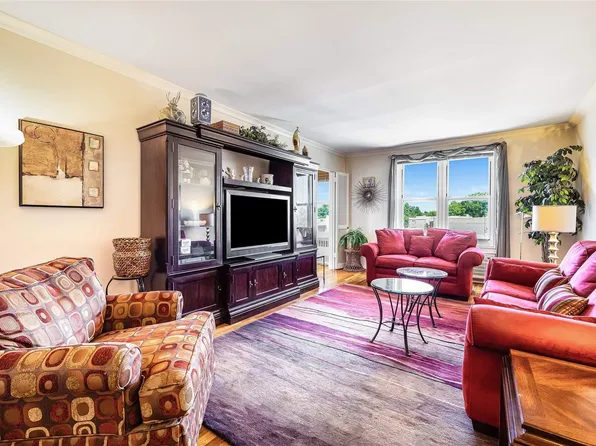 210-50 41st Ave #5D, Bayside, NY 11361