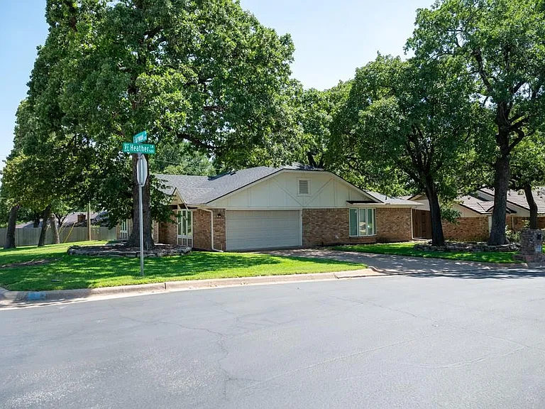 2237 Norwood Dr — Photo 2