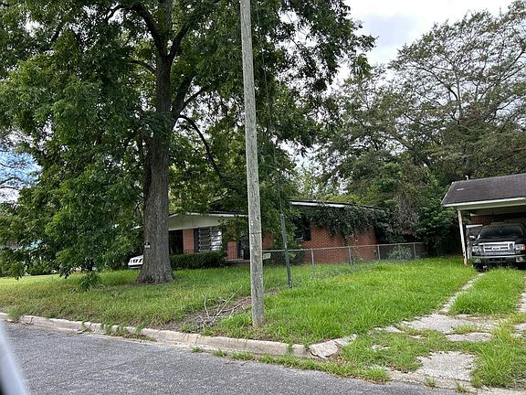 2nd image of 613 2nd St NW