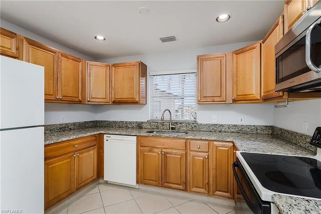 2 bed, 2.0 bath, 1200 sqft, $1,900 — Photo 3