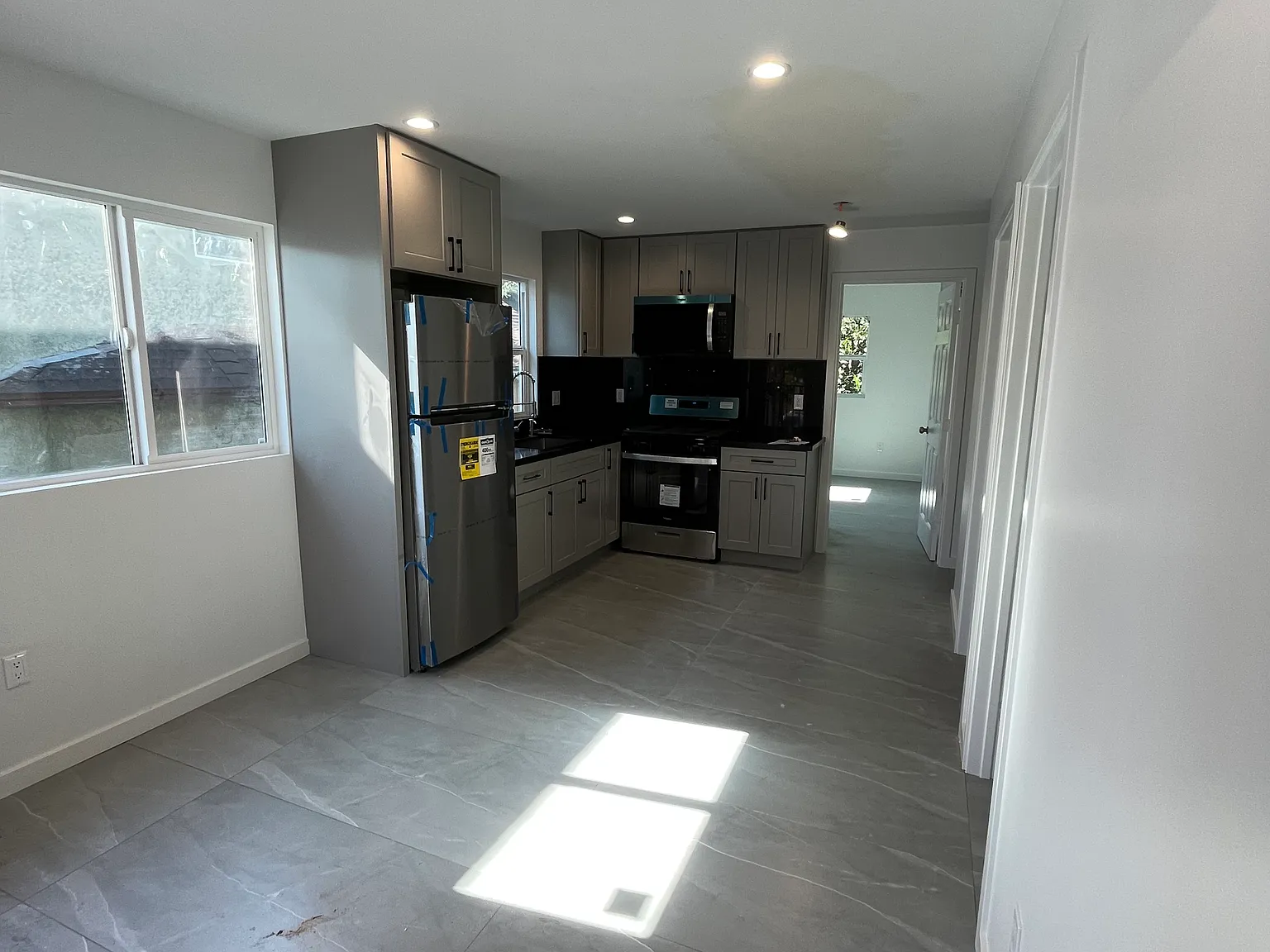 3 bed, 850 sqft, $2,700 — Photo 2