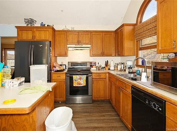 3rd image of 467 Holly Cir