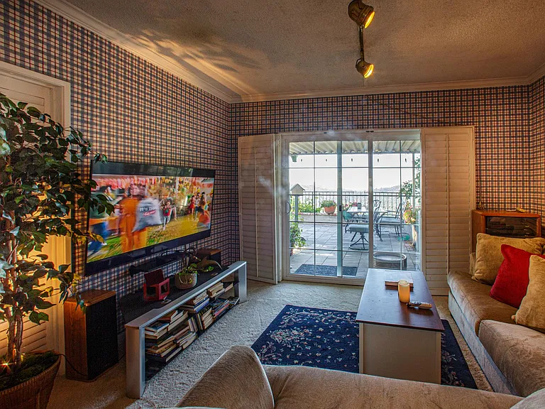 Another view of the entertainment room.