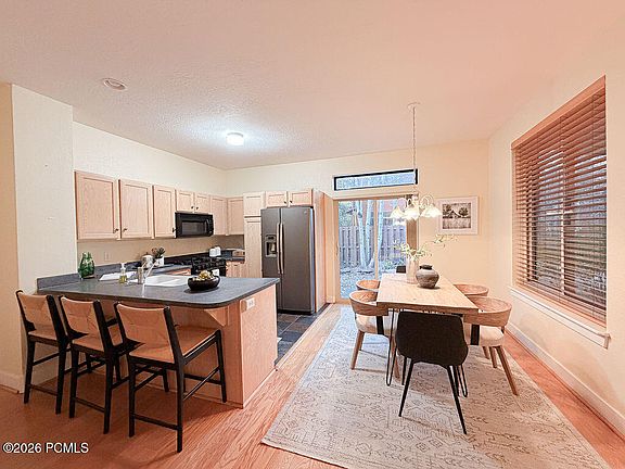 3rd image of 1052 Lincoln Ln