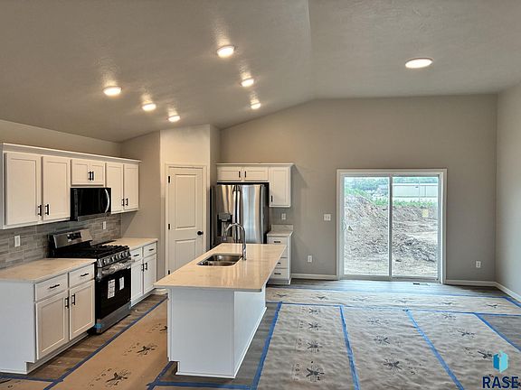 3rd image of 1001 Estate St