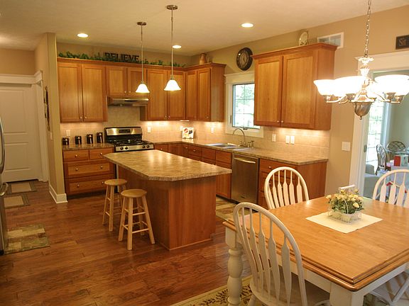 Kitchen w/ Center Island
