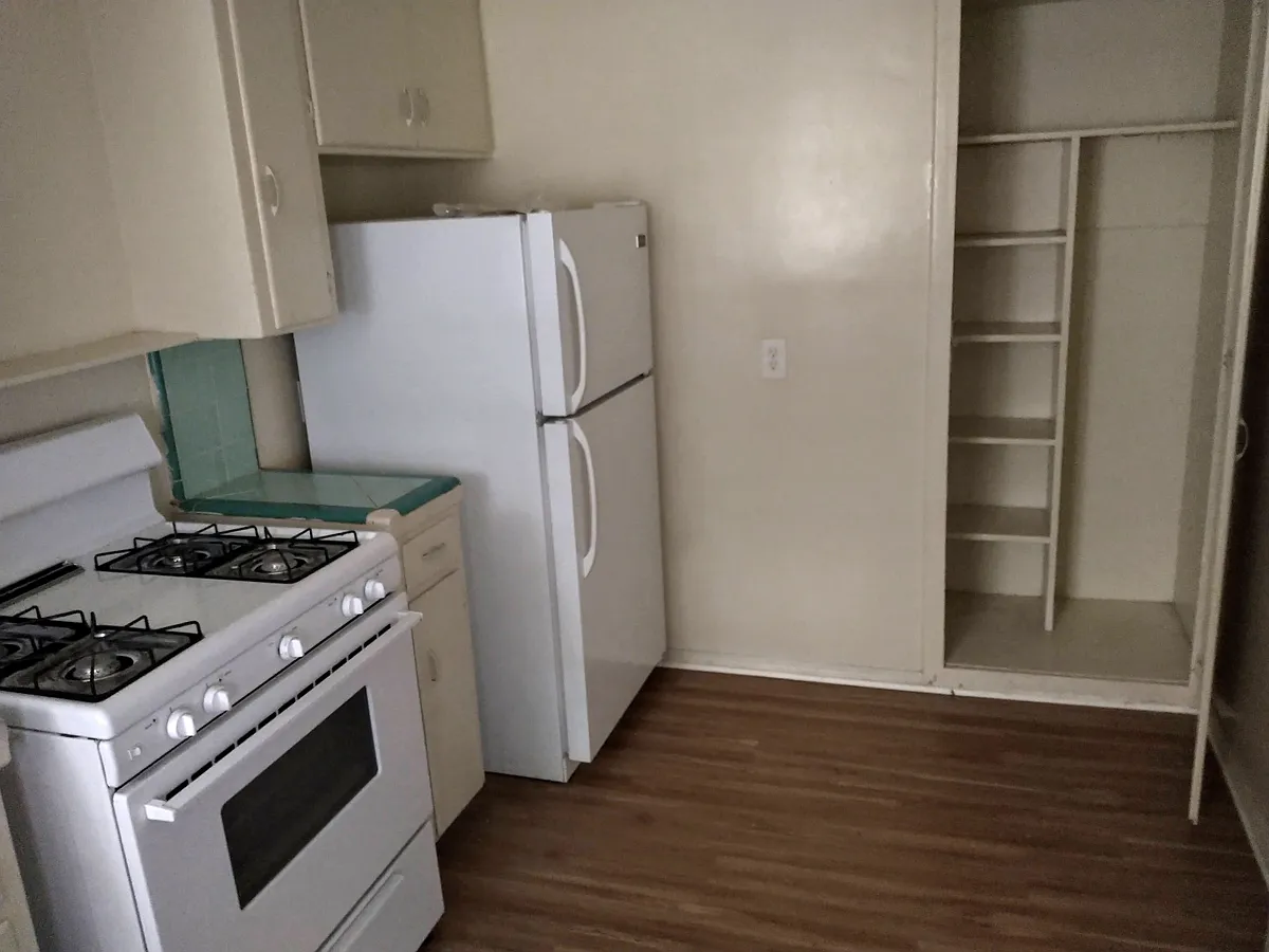 Building Photo - 671 Landfair Ave #10
