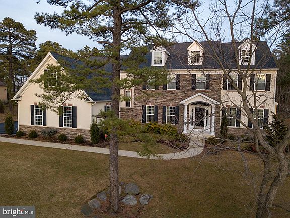 4th image of 20 Simsbury Dr
