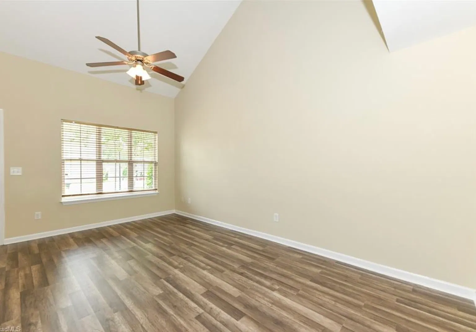3 bed, 2.5 bath, 1401 sqft, $1,850 — Photo 4