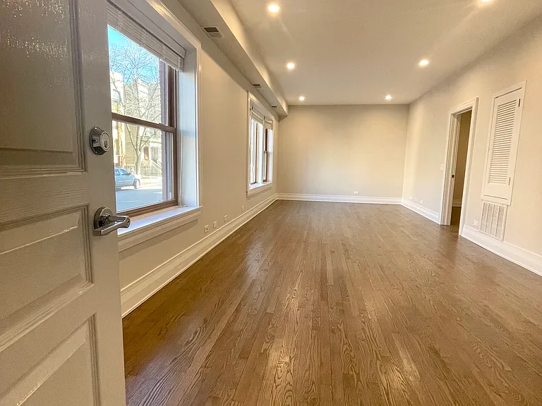2539 W Iowa St — Photo 10