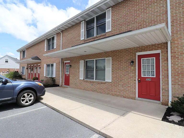 209 Colonial Dr — Photo 2