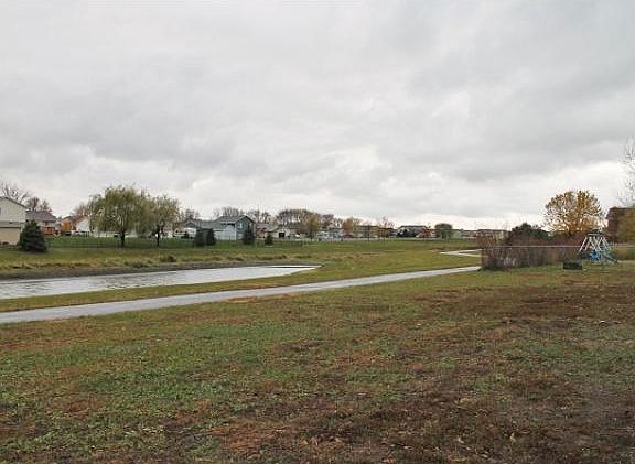 3rd image of 911 Scott Ln