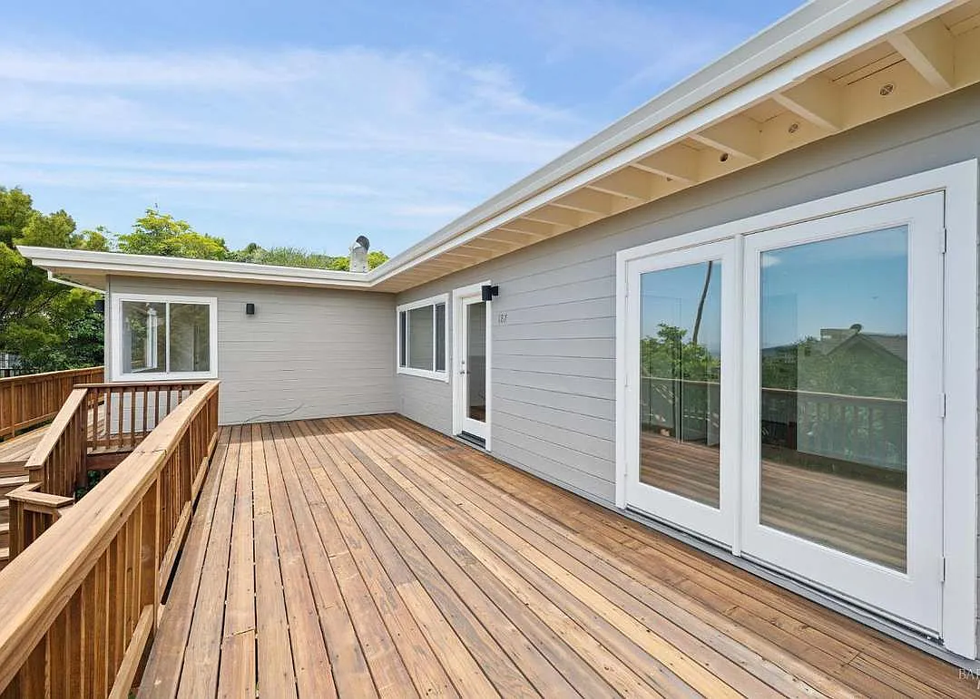 2 bed, 900 sqft, $7,495 — Photo 2