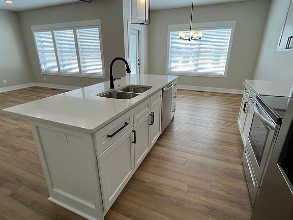 5th image of 3176 Elmwood Centre Dr