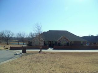 1015 Country Club Dr, Cushing, OK 74023