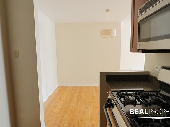 3rd image of 625 W Wrightwood Ave APT 203