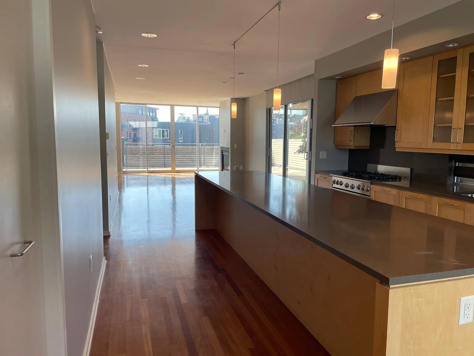 2 bed, 3.5 bath, 3000 sqft, $6,000 — Photo 3