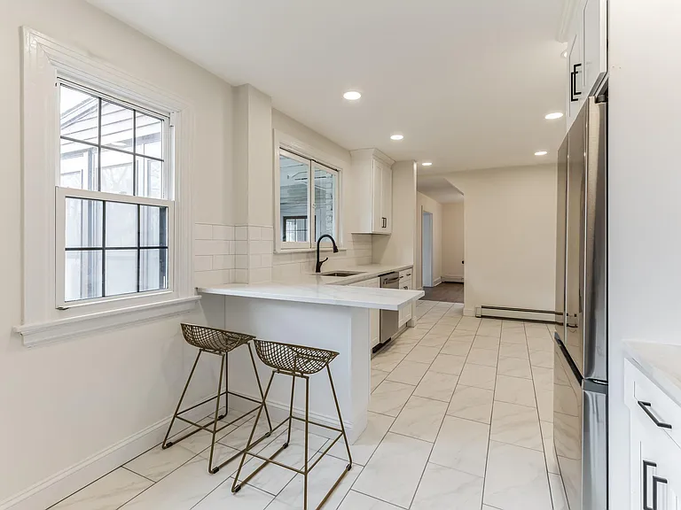 60 Maple Ave — Photo 3