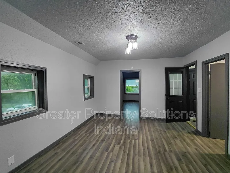 3 bed, 1.0 bath, 1342 sqft, $1,350 — Photo 3