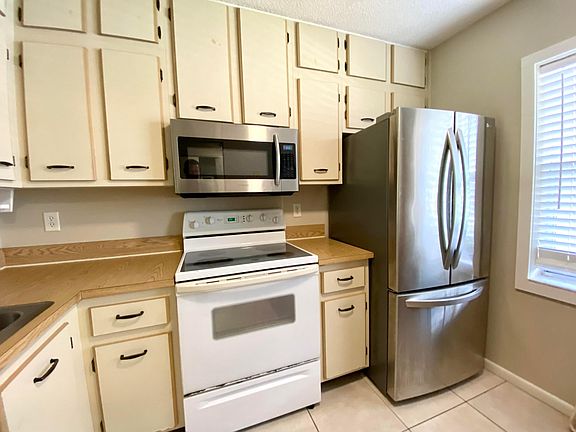4th image of 3051 SE Aster Lane #403