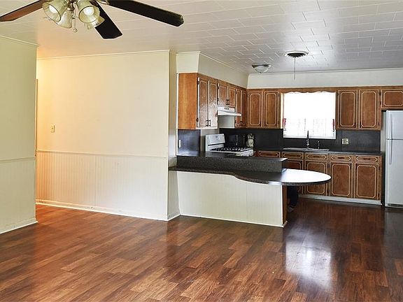 4th image of 614 Harrington St