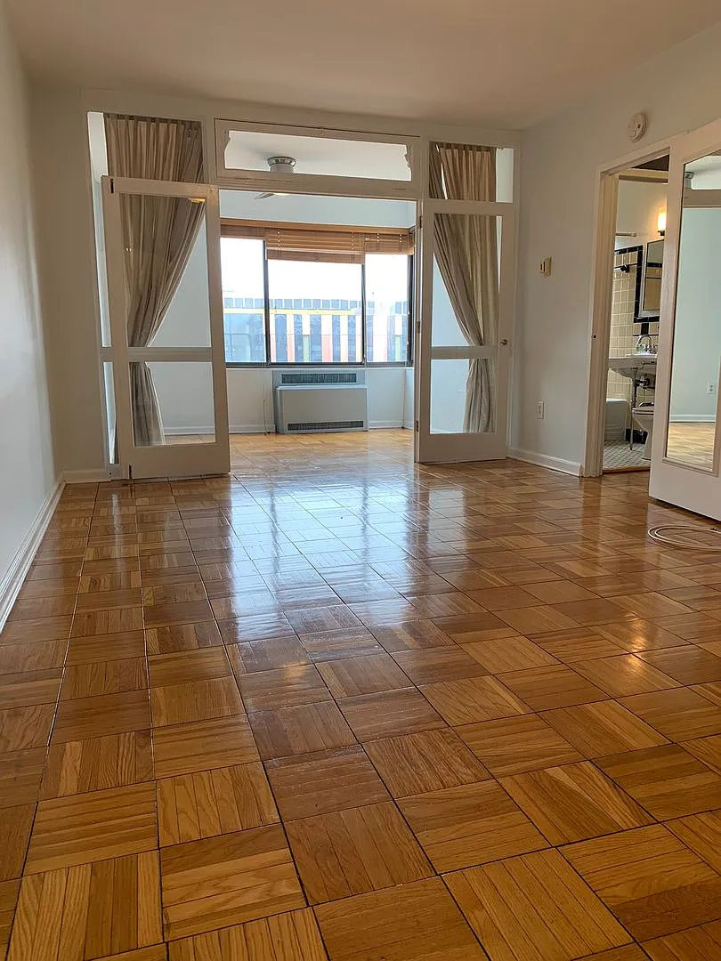 Top Floor Efficiency off Dupont Circle with Amazing City View!! — Photo 2