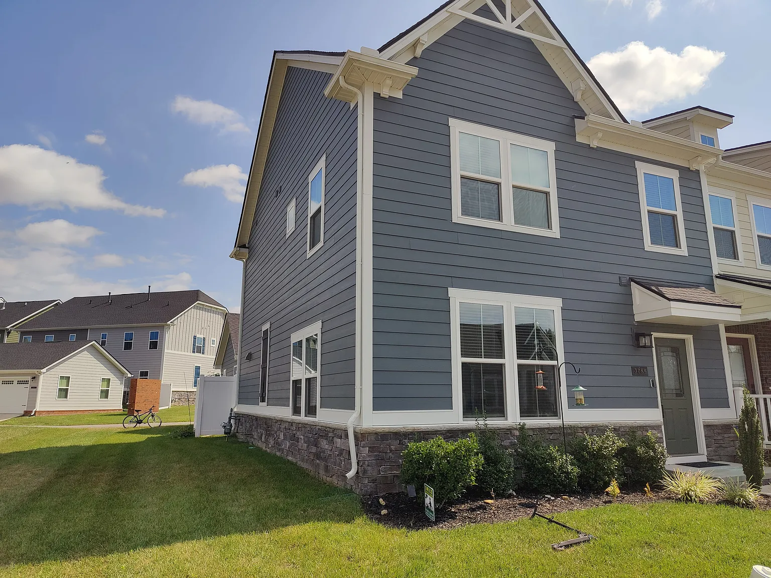 3 bed, 2.5 bath, 1728 sqft, $3,200 — Photo 2