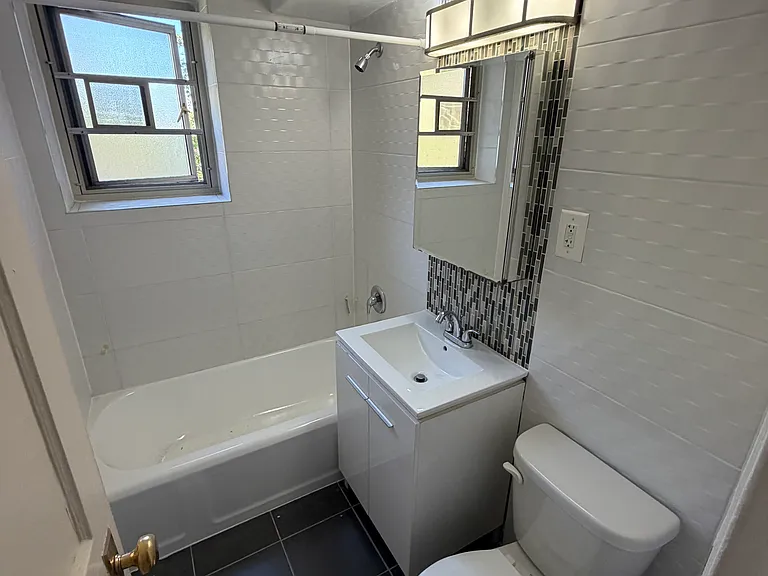 71st Cres — Photo 9