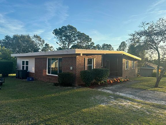 3rd image of 1827 Courtney Dr