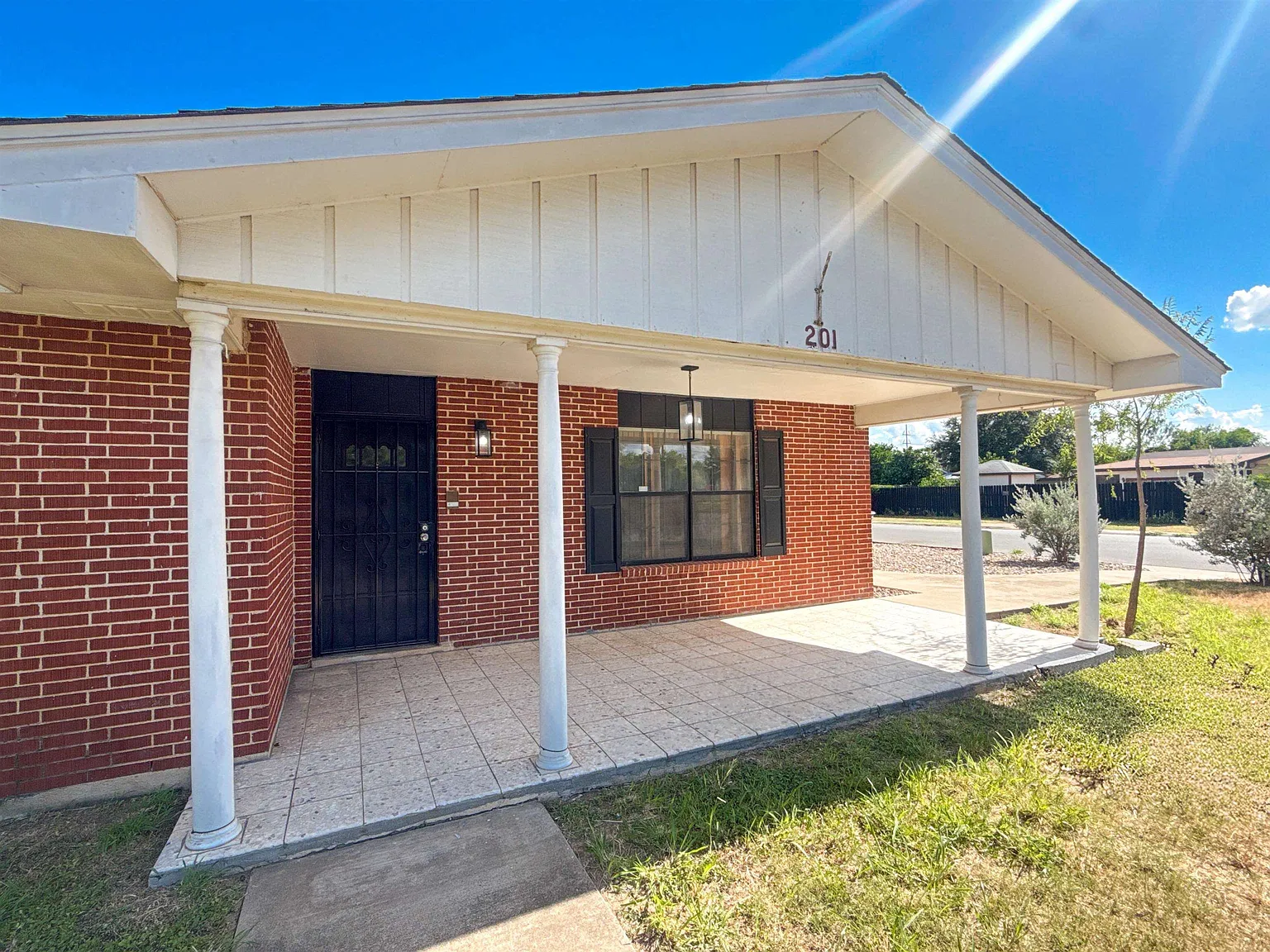 4 bed, 2.0 bath, 1652 sqft, $2,200 — Photo 3