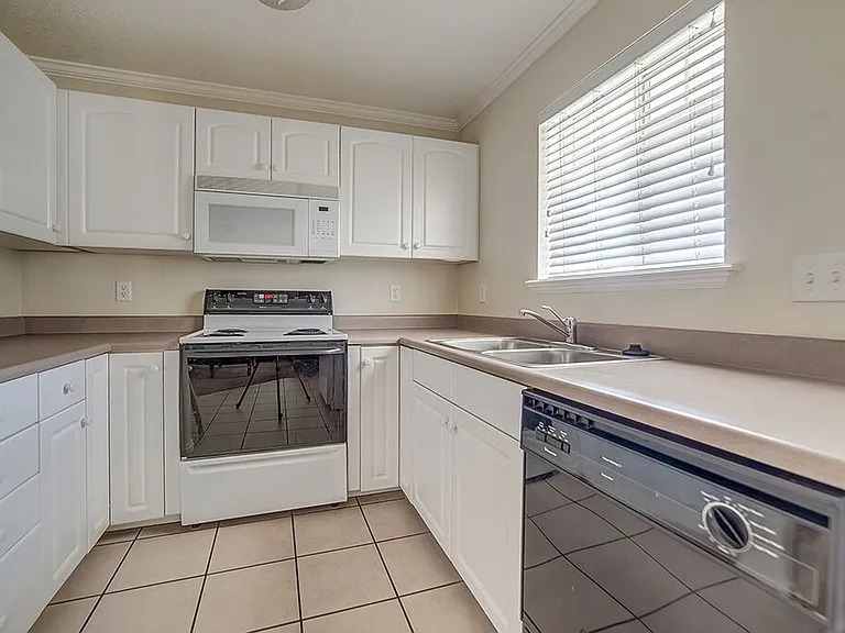 239 E 300 N #304 — Photo 2